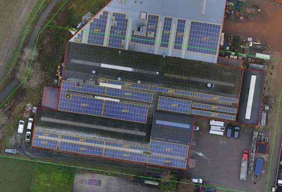Dronefoto en plan van zonnepanelen op een dak