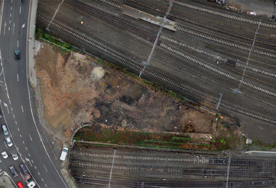 Dronefoto van bouwzone naast spoorweg